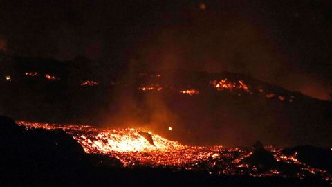 Rocas arrastradas por la nueva colada de lava en La Palma