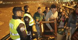 Agentes de la Polic�a Local custodiando los accesos a la playa de Riazor. 