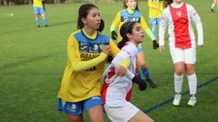 Celtia, a la derecha, juega con el equipo cadete de O Val