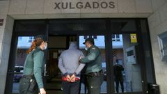 El condenado, el da que fue puesto a disposicin judicial en Ribeira.