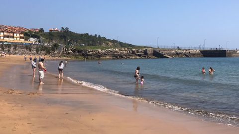 Los asturianos disfrutan del sol en la playa de Luanco