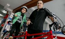 Daniel R�os, en su tienda con su sobrino Lois que tambi�n estar� en la l�nea de salida. 