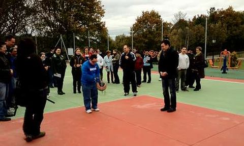 Usuarios de Aspadeza se animaron a probar fortuna con el baloncesto en la nueva pista de deportes.