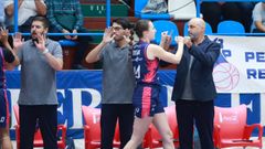 Doogan chocando con Lino antes del inicio del partido. 