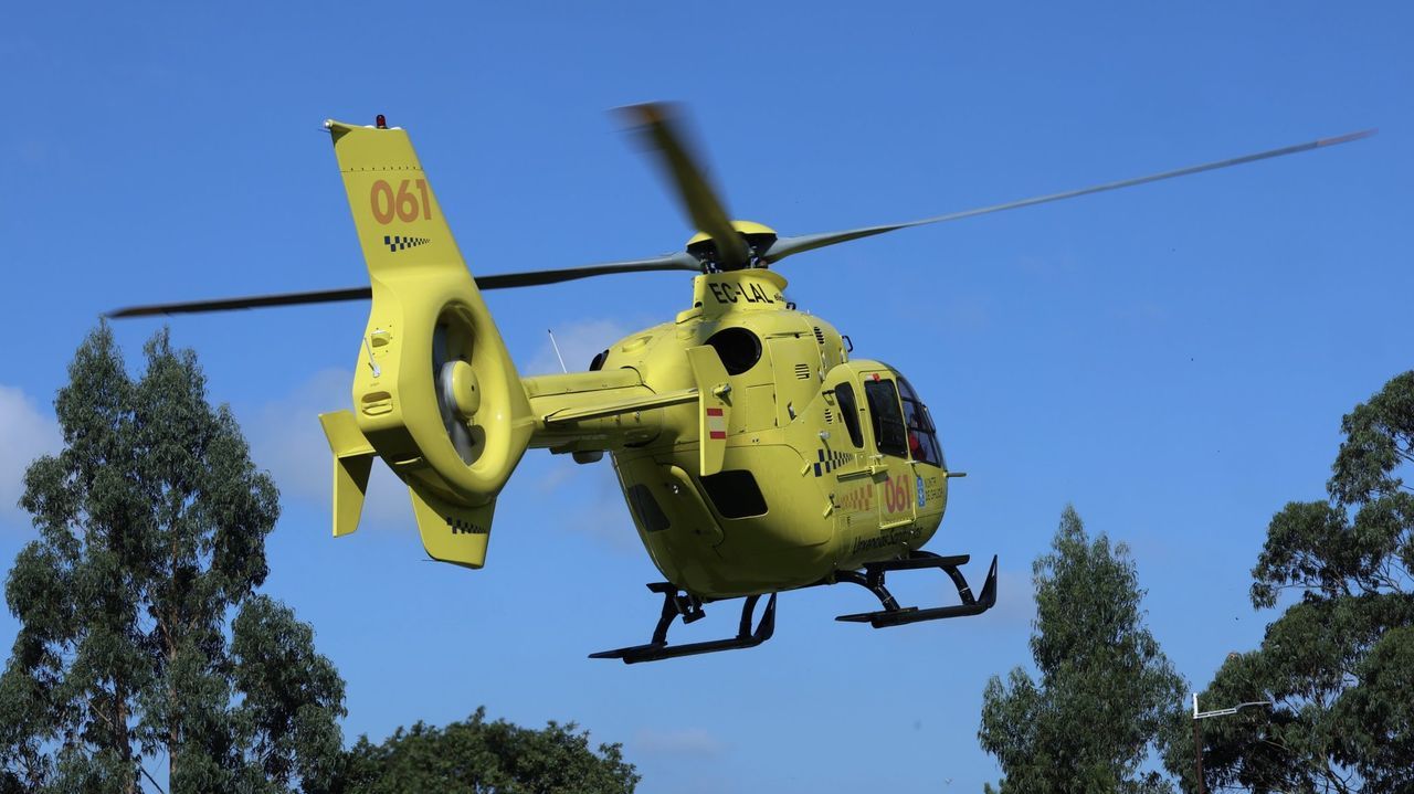 Dos jóvenes resultan heridos, uno de ellos muy grave, en un accidente de moto en Carballo