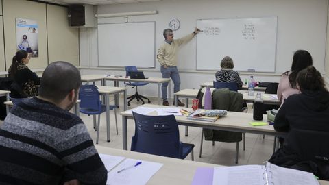 Opositores preparndose en la Academia Postal, en Santiago