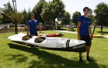 Manuel Freire y Andr�s Saco transportan ayer la canoa hacia el r�o Cabe en el Parque de los Condes