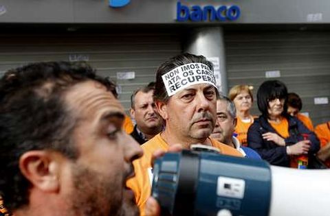 Un grupo de preferentistas protesta ante la sede de NCG en Vigo el pasado jueves.