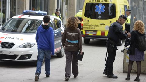 Los alumnos que han querido volver al aula a recoger sus cosas estn siendo acompaados al interior del instituto para recuperar objetos personales que han abandonado cuando han huido corriendo al ver la agresin.
