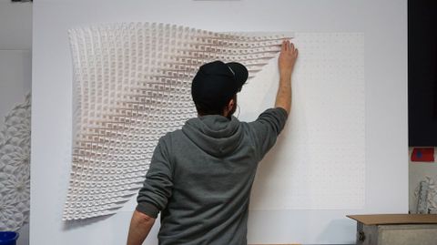 Matt Shlian componiendo una de sus obras de papelsat�lite, el Sputnik 1