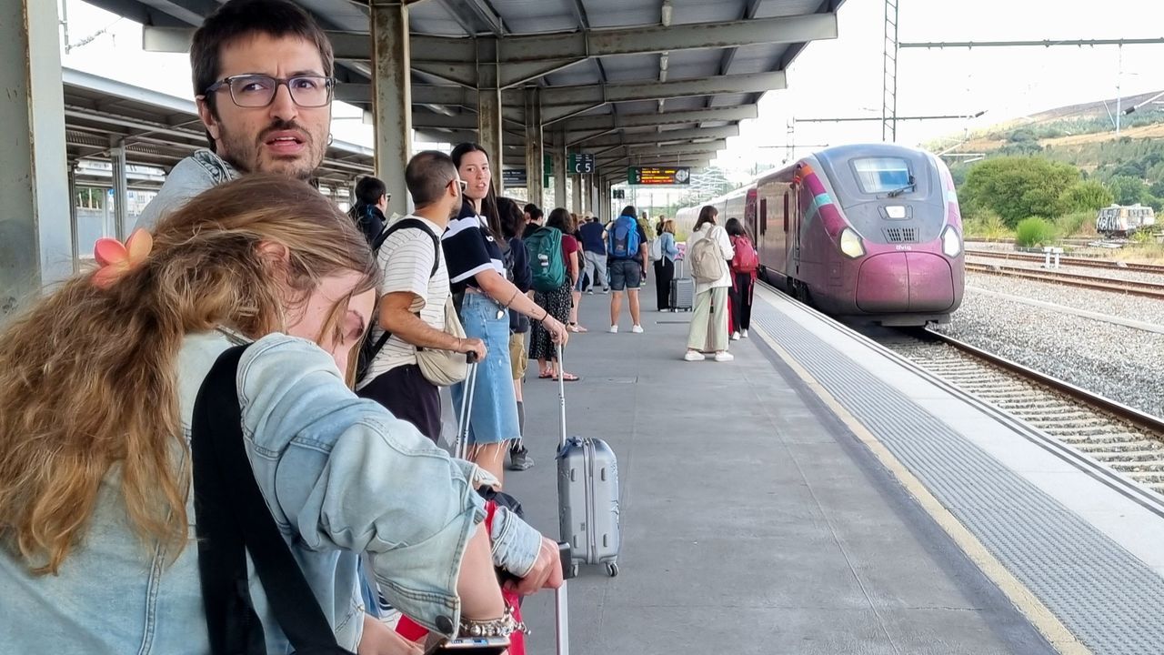 La conexión ferroviaria con Madrid recupera la normalidad tras siete días cancelada: «Si no venimos, no nos enteramos»