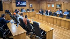 Camilo Vila participó en la sesión por videoconferencia y el resto de concejales podían verle en la pantalla que hay detrás del alcalde.