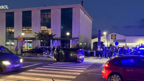 En la imagen, el veh�culo volcado frente al tanatorio Albia y el Lidl