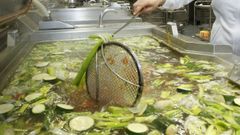 Elaboraci�n de sopa en una cocina de colectividades