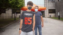 Hugo y V�ctor Paz, ayer, en el Virxe da Xunqueira, tras la vacunaci�n