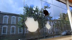 Ataque con tres adoquines en un despacho de abogados de Ferrol