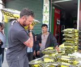 El vigu�s Alberto Rojo carga un saco de arroz en Pokhara para llevarlo luego a los pueblos afectados.
