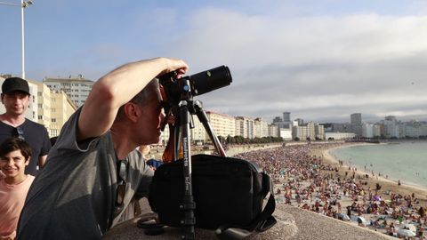 Un fot�grafo, en la playa del Orz�n.