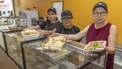 Teresa G�mez junto a dos de las empleadas de su negocio de comida para llevar Terra da Chispa, en O Preguntoiro