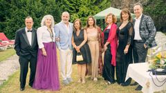De izquierda a derecha, Jos&eacute; Aguilar, Maika Bra&ntilde;a, Valent&iacute;n Paredes, Margarita Rodr&iacute;guez, Ux&iacute;a Blanco, Beatriz Moreno, Alejandra Grepi y el presentador de TVE Pedro Santos, en la fiesta celebrada en A Cabana