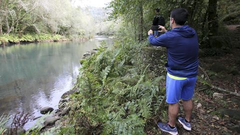 Un visitante del parque natural tomaba fotos del r�o Eume, ayer por la tarde