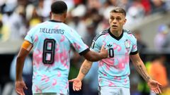 Tielemans y Trossard discutiendo.