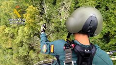 Un agente del GREIM de la Guardia Civil de Asturias participa en un rescate