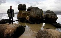 El presidente de Oll�paro disfruta de las panor�micas que se divisan desde las piedras de Os Cons, en Cabo de Cruz.