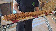 Cachopo de un metro que se sirve en Mes�n La Comtienda, en Oviedo