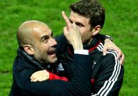 Pep Guardiola (izda.) celebra con el jugador del Bayern de Mnich Thomas Mueller la consecucin de la Bundesliga.