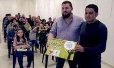 El presidente de la Acoe (derecha) entreg� a Diego Campos (A Vila) el diploma al ganador del concurso.