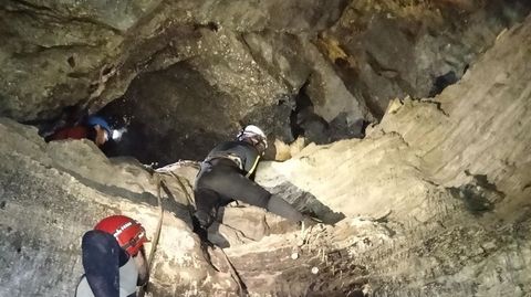 Los investigadores utilizaron cuerdas para poder salvar los obstculos y moverse a lo largo de la cueva de Manueleche, en Ons