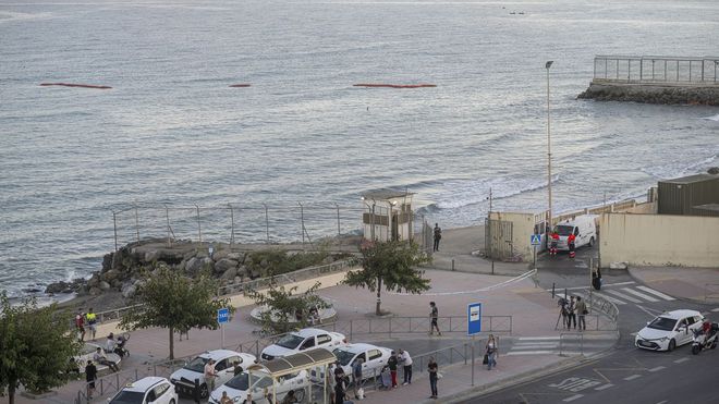 Aspecto que presentaba esta ma�ana el paso fronterizo de El Tarajal en Ceuta