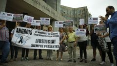 Concentraci�n plataforma victimas del accidente de Angrois, a las puertas de los juzgados de Fonti�as, en 2017.
