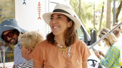 Paz Padilla, durante la celebracin de un mercadillo en Sevilla, con el polmico icono registrado al fondo