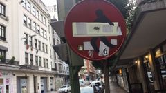 Se�ales  decoradas  con pegatinas y pintadas varias. Calle Sinagoga.