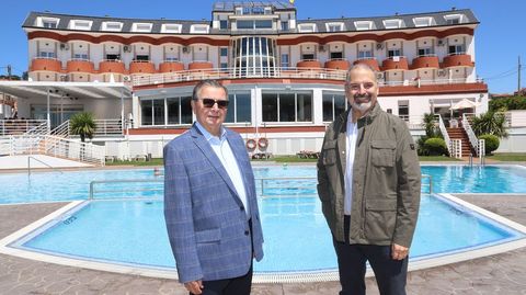 Francisco Carmelo González y su hijo Francisco González López, en el hotel Nanín, en Sanxenxo