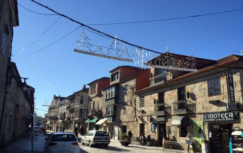 El tendido el�ctrico cuelga de las fachadas nobles de Fefi��ns y atraviesa la calle Real. 