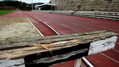 El mal estado del estadio de Fontecarmoa complic� la celebraci�n de un Campeonato Gallego.