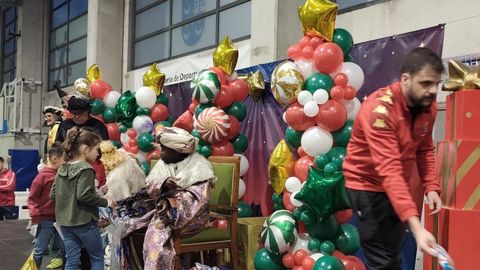 Los Reyes Magos visitaron a los ni�os de Barbad�s el viernes.