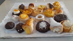 Una buena parte de los dulces de esta bandeja se ajusta a las recetas de la antigua pasteler�a Pimienta. Entre ellos figuran las llamadas patas de cabra (en el centro de la fila superior) y las ca�as de crema (tercera por la izquierda, abajo), que en Tui cambiaron  de aspecto para adquirir una forma acaracolada