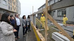 Visita de autoridades a las obras del colegio de Cain (A Laracha), en una imagen del pasado ao.