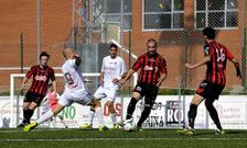 El Lal�n reorganiz� todo su ataque, con el defensa Rucho como ariete, ayer en Agolada.