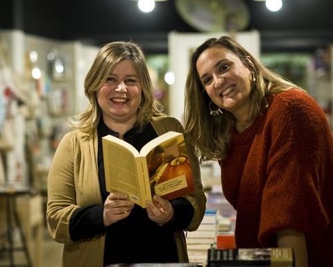 Esther Gómez, con la escritora Érica Esmorís, en Moito Conto