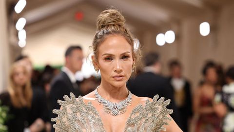 Jennifer Lopez posa para los medios a su llegada a la Met Gala 2024