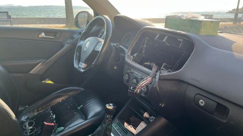 Imagen del interior de un vehculo que fue objeto de un robo con fuerza a principios de mes en A Pobra.