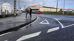 Un momento de la visita de la delegada territorial y el alcalde de Cabanas al pol�gono