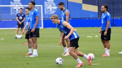 Teun Gijselhart, conduciendo el bal�n durante un entrenamiento, con varios compa�eros al fondo.
