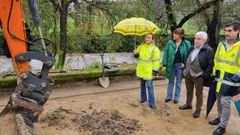 Ethel Vzquez (izquierda) visit el inicio de las obras de la senda peatonal de Ourense