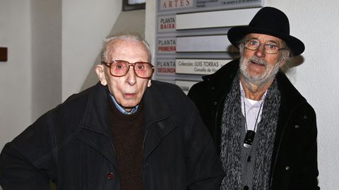 El pintor en su 104 cumplea�os junto a Silverio Rivas durante un homenaje en Vigo